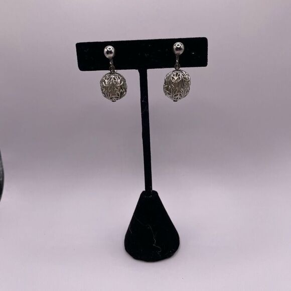 Vintage Screw On Filigree Ball Dangle Silvertone Earrings 1” Length - Picture 7 of 7